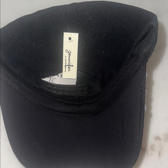 Jennifer & Company Gold tone and Faux Pearl Embellished Cap - Picture 3 of 4